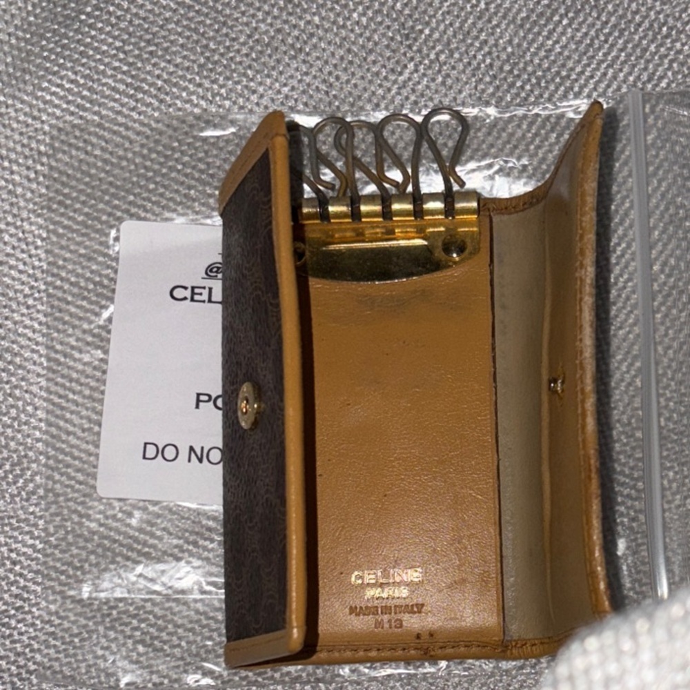 🔑🗝️Celine Macadam Gold Plated Keyring Card Holder Wallet🗝️🔑 - Picture 3 of 14